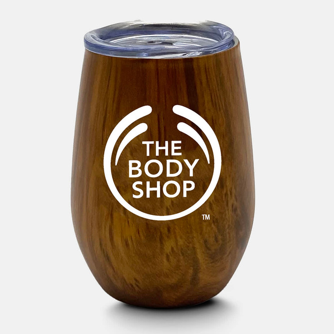 A drink cup with a mirror finish in a wood effect, featuring a clear lid and a logo.
