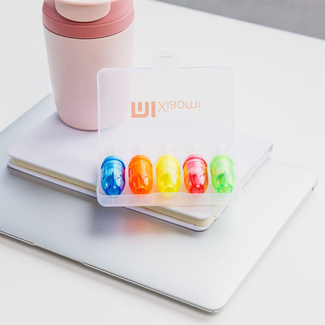 A set of five highlighters in blue, yellow, green, and orange, packaged in a clear case with branding.