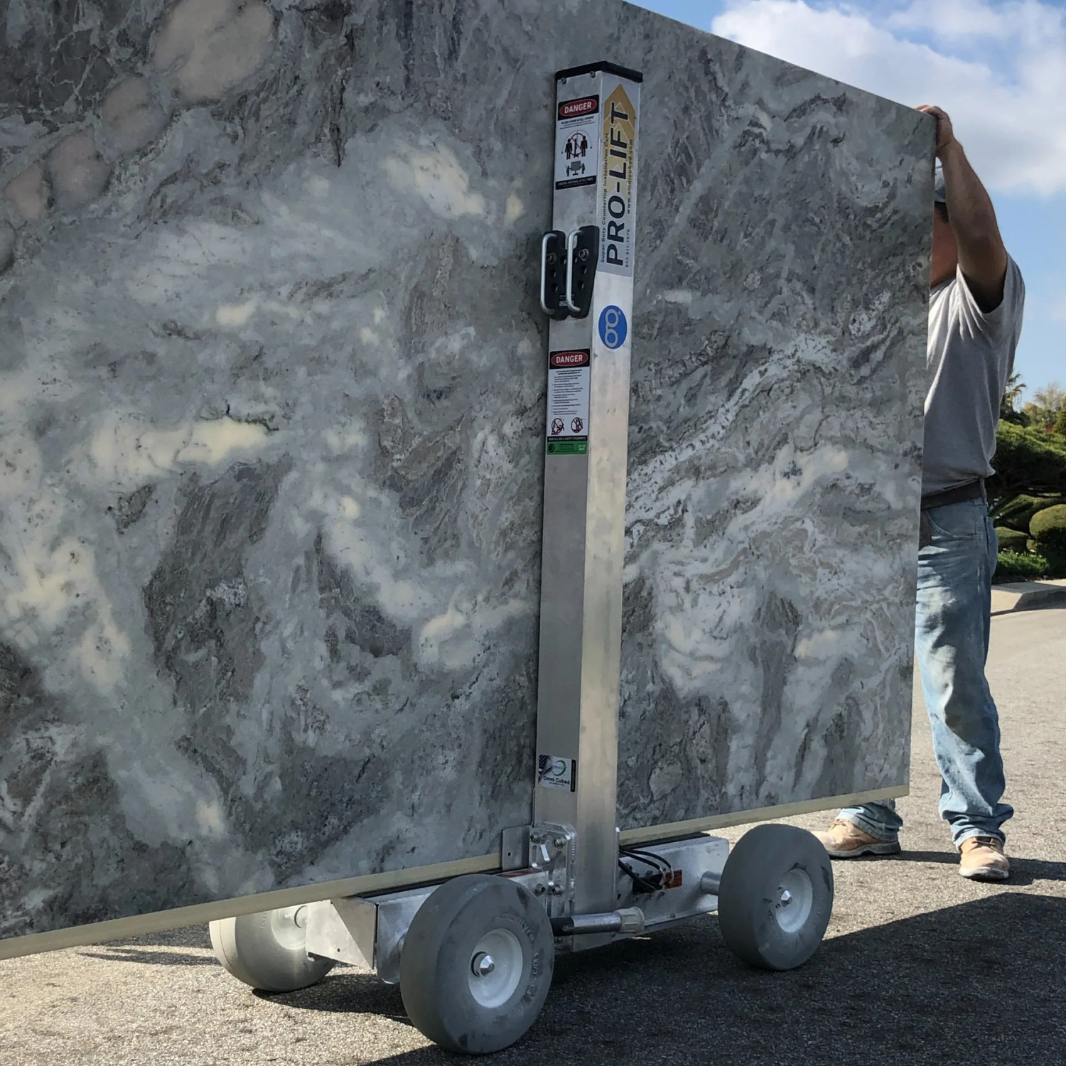 Omni Cubed Pro-Lift Automati | clamps securely grip material
