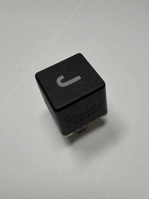 1993-2004 Volvo V70, S80, S70, C70, XC70 Hella Relay 9130269 Black