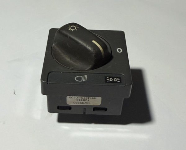 1998 1999 2000 Volvo S70 V70 Headlight Headlamp Switch 30739333, 10W14E Black