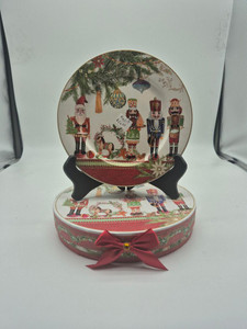 8" Porcelain 2-Plate Set/Box, Nutcracker Christmas:  Part of the Nutcracker Tea Set Christmas collection.  Create a tea for two setting. Additional plates available by special order, just ask! 

Includes:

2 pc Plate Set, made of Porcelain.