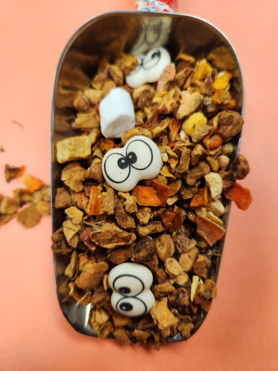 Fruit tea blend, Boo Eye Marshmallow/Pumpkin (Loose Leaf) Fall in a cup! Simply put, this blend is as perfect as it can get for the wonderful fall time. Give everyone a treat and let them enjoy a cup (and many refills) of this deliciously sweet and fruity pumpkin blend!  Taste: Deliciously fresh pumpkin latte – already, with a hint of autumnal spices. Served hot, it is perfect for us pumkin mad folks.   Ingredients: apple pieces, carrot flakes, pumpkin cubes, Sugar eyes (sugar, thickener E 414; solubilised milk protein, acidifier E 330, humectant E 422, emulsifier E 322, coloring agents: E 132, E 171, E 172), flavoring, marshmallows (glucose-fructose syrup, sugar, water, gelatine, corn starch, natural flavoring), sweet blackberry leaves, chamomile, freeze-dried pumpkin pieces, safflower, marigold blossoms.