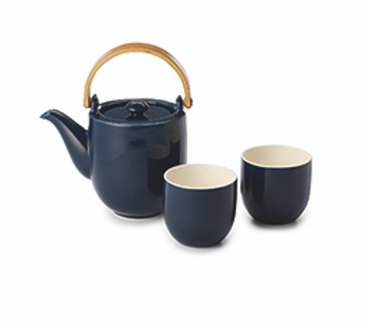 Tea Set “Ross”
porcelain with wooden handle, blue, 3 piece set,
teapot with stainless steel
strainer and 2 cups
H. 4.3 inches (11 cm),
Ø 2.9 inches (10 cm),
content of teapot 16.9 fl. oz. (0.5 l)
content of cup 5.1 fl. oz. (0.15 l)