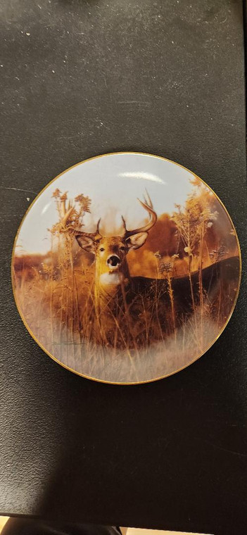 Collection Plate-THE DANBURY MINT, WHITETAIL DEER, FULL ALERT, 1"H x 8 1/8" DIAMETER As you can see in the photos, the colors are vibrant and the attention to detail is nicely done making this plate a great gift choice or a nice addition for a collector.