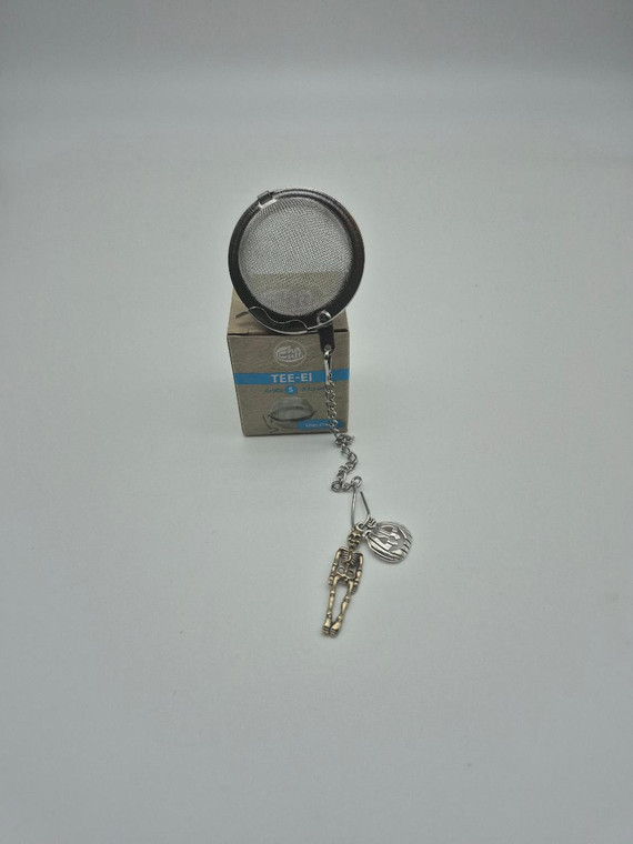 Tea Ball " Skeleton / Pumpkin

 stainless steel,Tea ball "Ball" diam. approx. 1.77"  you to brew your loose leaf tea. Perfect size for Tea by the cup, Tea for one sets, Mugs, 

How to Use: 

Fill with 1 Teaspoon of your favorite Cornucopia Loose Leaf Tea and use just as you would a teabag.  Allow to sit in the water for a moment or two and then dip it in and out of the teacup, or pot to release the tea flavors and it reaches your desired color or strength of tea. Remove and place on a tea saucer, teabag holder or if included the tea ball rest.