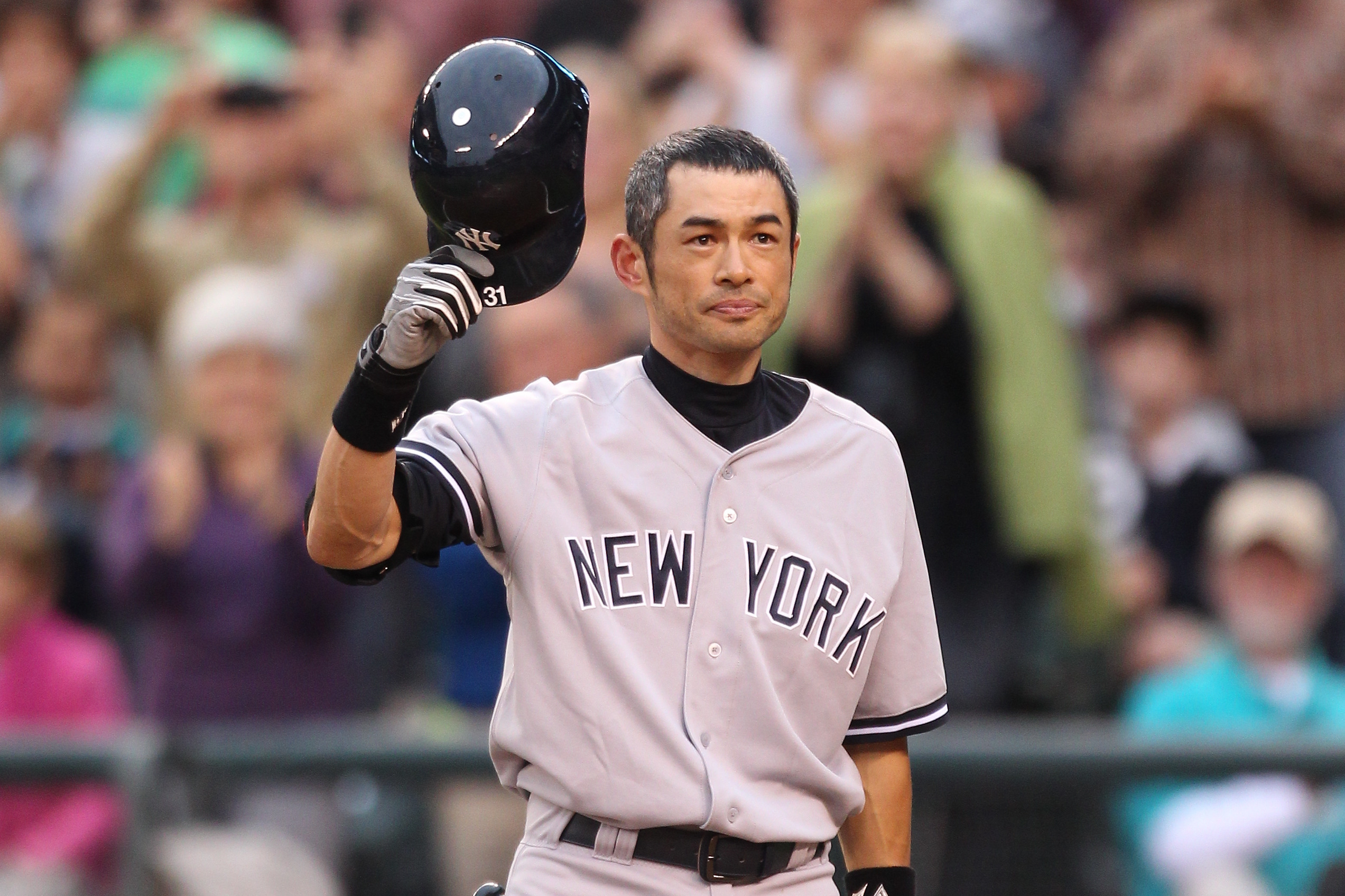 Ichiro takes with field with 45,000 voices in full support