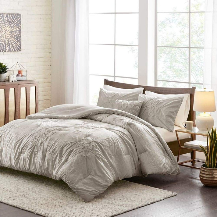 Gabrielle 4 Piece Tufted Seersucker Queen Comforter Set, Grey