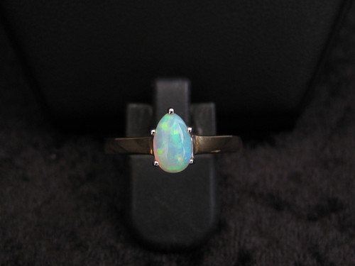 Coober Pedy white opal ring in 9 carat yellow gold