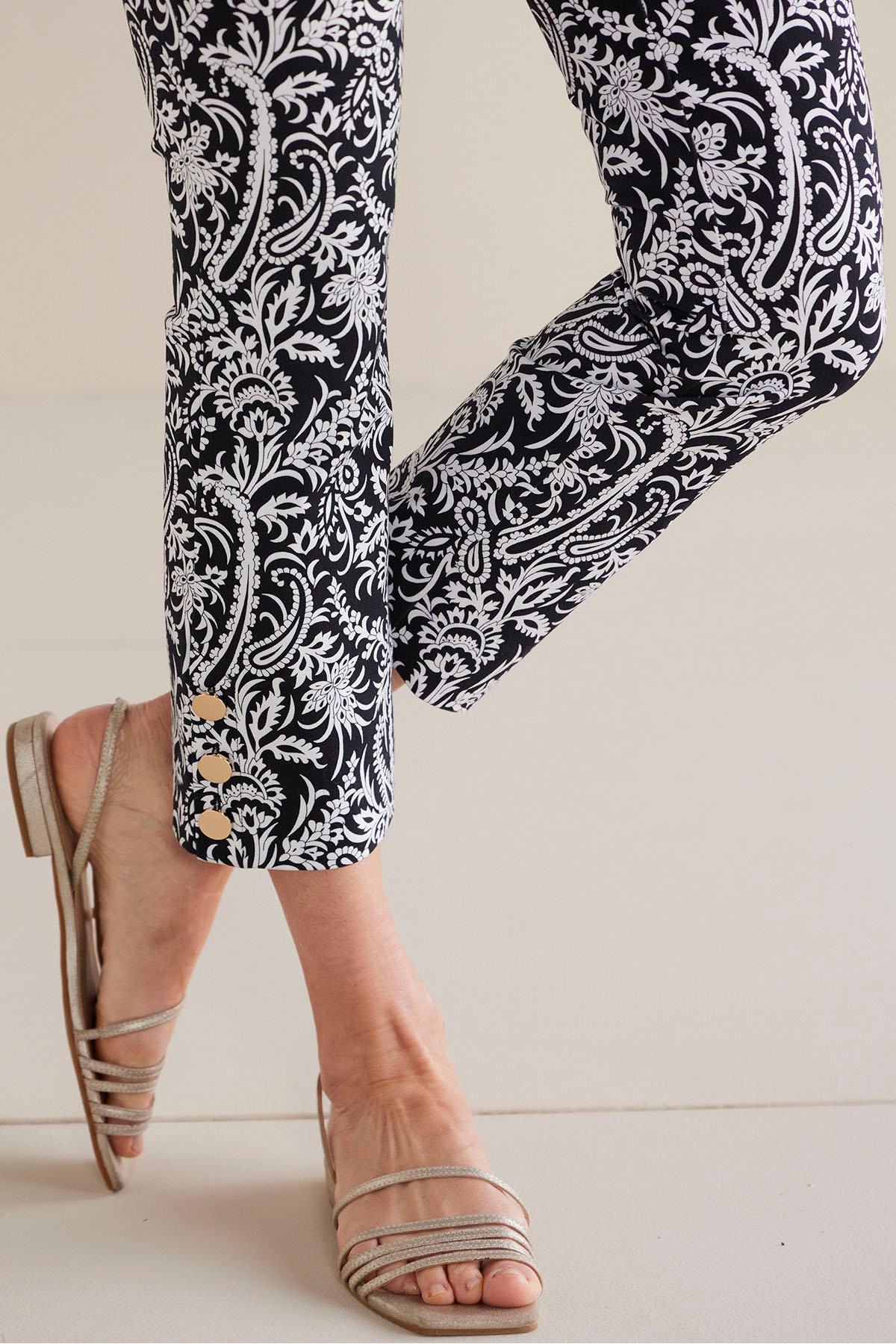 2gf51__black-white-paisley_5