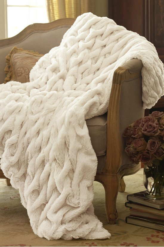 La Parisienne Faux Fur Throw - thumbnail 4