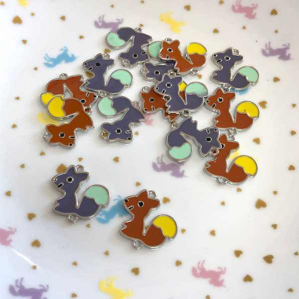 4 Squirrel connector enamel charms, 2 of each