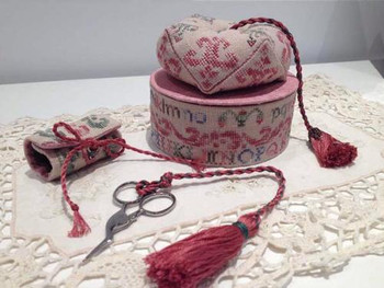 YT La vie en rose - Biscornu Sewing Box Mani Di Donna