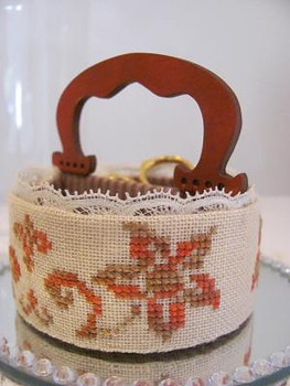 YT A Stitcher's Basket Includes wooden handle Mani Di Donna
