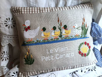 Le Vilain Petit Canard Duck 208w x 133h Lilli Violette 18-2216