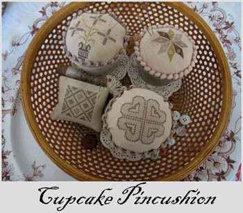 Cupcake Pincushion by Nikyscreations 16-1234 YT