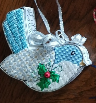 CANX5	Bird with Holly	18 Mesh CANVAS COOKIE Cheryl Schaeffer And Annie Lee Designs