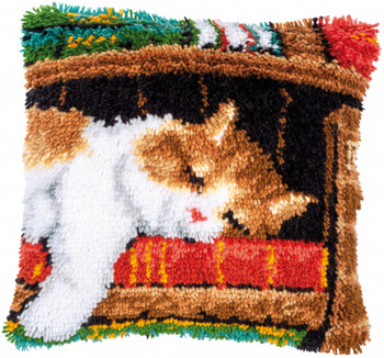 PNV149737 Cat Napping - Latch Hook - Cushion  Vervaco