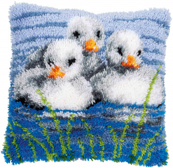 PNV155996 Ducklings in the Water - Cushion - Latch Hook Vervaco