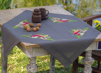 PNV190900 Hedgehog with Ferns Tablecloth Vervaco