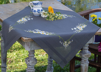 PNV191960 Daisies Tablecloth Vervaco