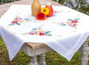 PNV199242 Tropical Flowers Tablecloth Vervaco