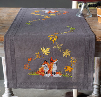 PNV198567 Foxes in Autumn Table Runner Vervaco