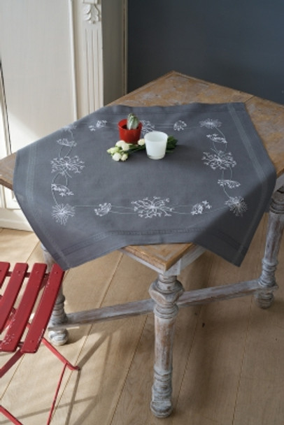 PNV164728	White Flower Table Cloth Vervaco 