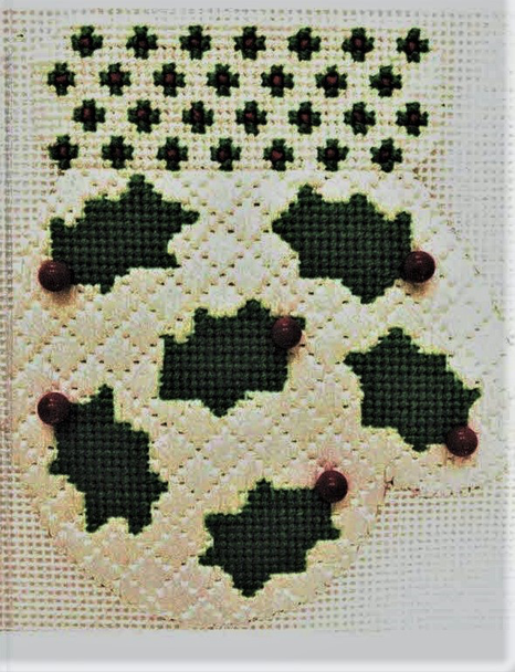 HB-131 Mitten - Holly 3 3⁄4 x 5 18 Mesh Stitch Guide included Hummingbird Designs