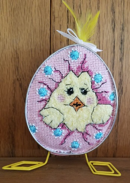 CANM34	Pink Egg with Chick	18 Mesh CANVAS COOKIE Cheryl Schaeffer And Annie Lee Designs