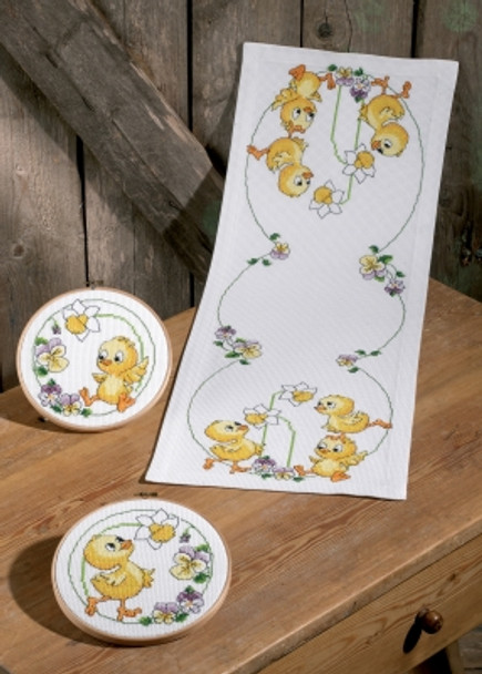 757873 Permin Kit Easter Chickens - Table Runner (right)