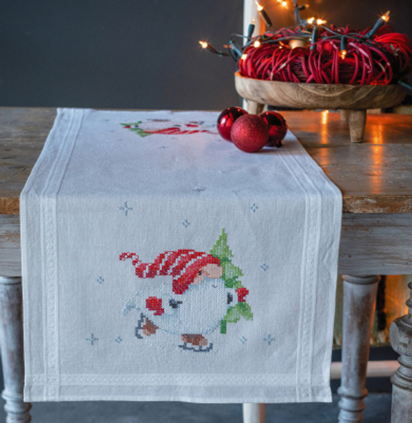 PNV198679 Christmas Gnomes Table Runner Vervaco