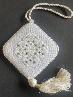 TB294 Eyes of Gold  by Terri Bay Needlework Designs