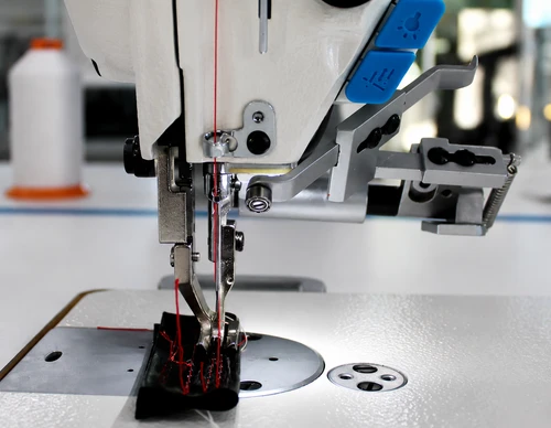 Discover the ultimate solution for precise seam allowances with our Adjustable Drop Down Edge Sewing Guide. Featuring a hinged 14mm roller guide, easily adjust height for tailored precision. Perfect for Jack H2, H5, H6, Juki DU-1181N, and similar walking foot machines. Seamlessly attach to your sewing machine for interference-free sewing and flawless edge finishes.