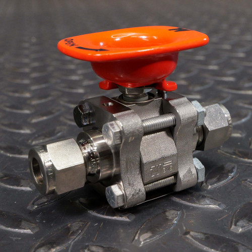 Whitey Swagelok SS-62TS6-KS valve showing clean, unused condition. Visible markings "SWAGE" and "316" on body.