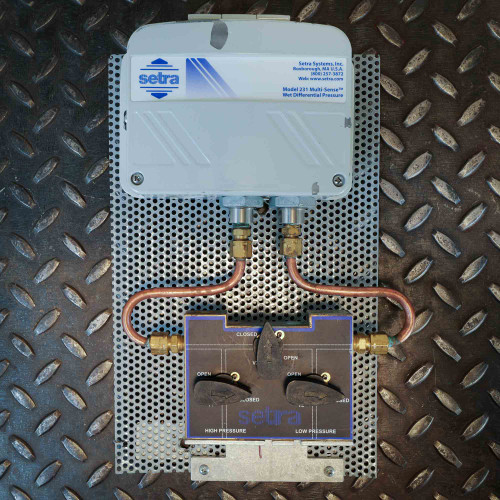 Setra Model 231 Multi-Sense Wet Differential Pressure label intact. Copper tubing and brass fittings show patina. Manifold valves intact.