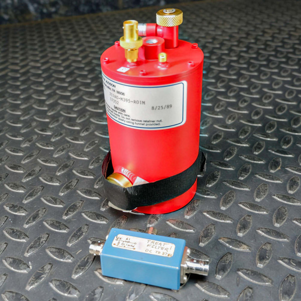 Judson detector label: J17AU-M395-R01M, S/N 17352, 8/25/89. Red housing shows light scuffs, missing dewar cap. Included blue filter: "TREAT FILTER DC TO 3T".