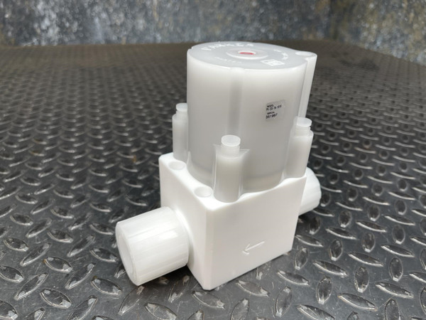 Parker PV-20-16-1616 UHP PTFE slurry valve with 1 inch Parflare ports on a diamond plate background.