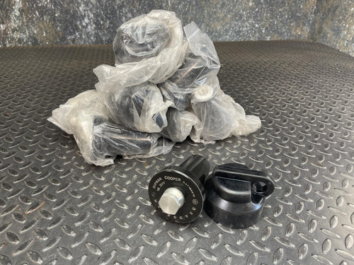 Lot of 7 Cooper Deadbreak DIP600 16.2 kV Dead End Plug w/Cap