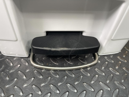 Rubbermaid Slim Jim Step-On Container, Front Step, 15L/4Gal -Unused