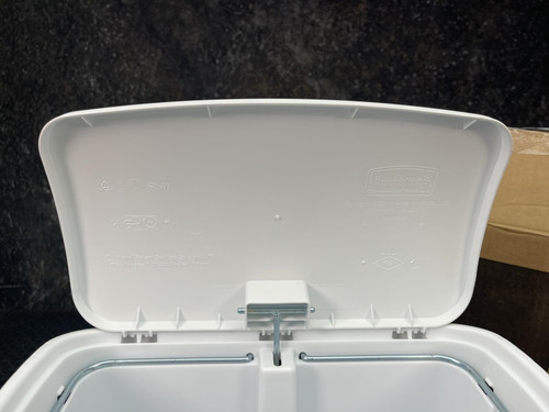 Rubbermaid Slim Jim Step-On Container, Front Step, 15L/4Gal -Unused