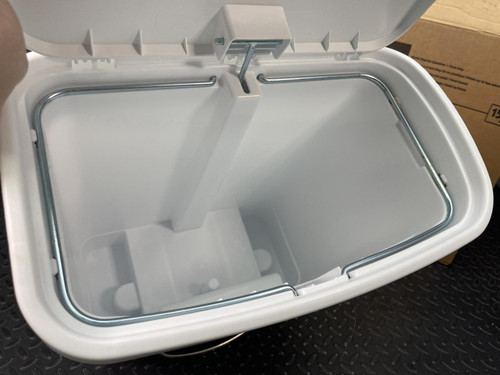 Rubbermaid Slim Jim Step-On Container, Front Step, 15L/4Gal -Unused