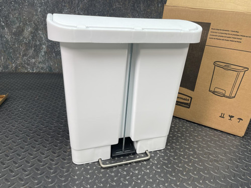 Rubbermaid Slim Jim Step-On Container, Front Step, 15L/4Gal -Unused