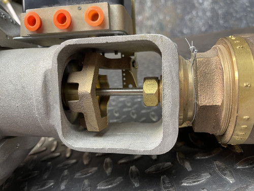 Johnson Controls V-5844-3 1 1/2" 3-Way Mixing Valve, 4R Actuator & Positioner