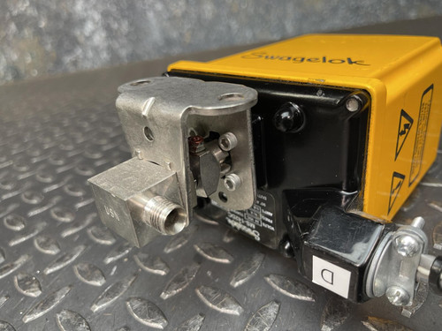 Swagelok MS-142DC Actuator w/ SS-43GS4-42DC Valve