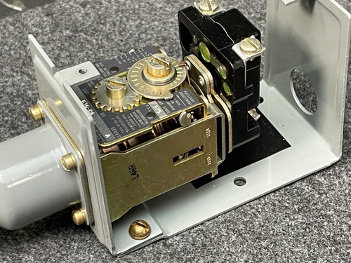 Allen Bradley 836-C6A Pressure Control Switch 100psi 1/4in - Unused