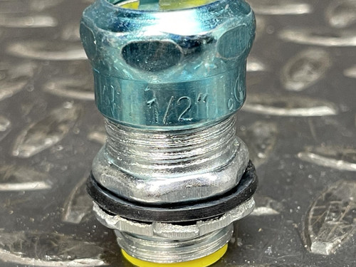 47- Arlington 820ART Compression Connector EMT,1/2", Insulated, Raintight, Steel