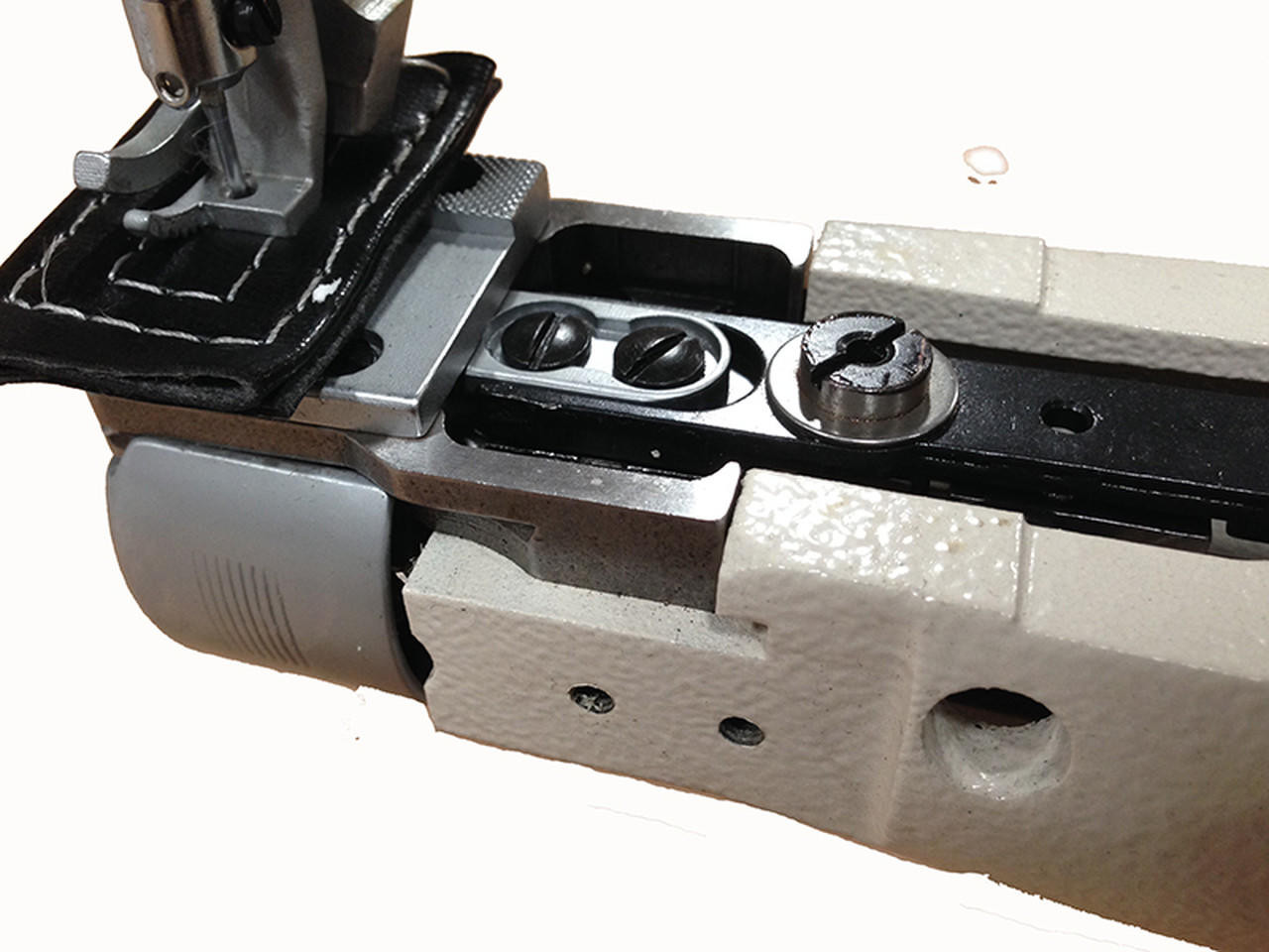 Yamata FY335A Single Needle Compound Walking Foot Sewing Machine with