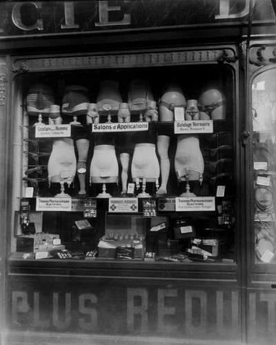 Boutique de bandagiste by Eugène Atget