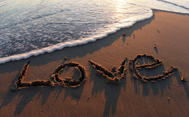 Love by the Sea Photo by Sara Lamp